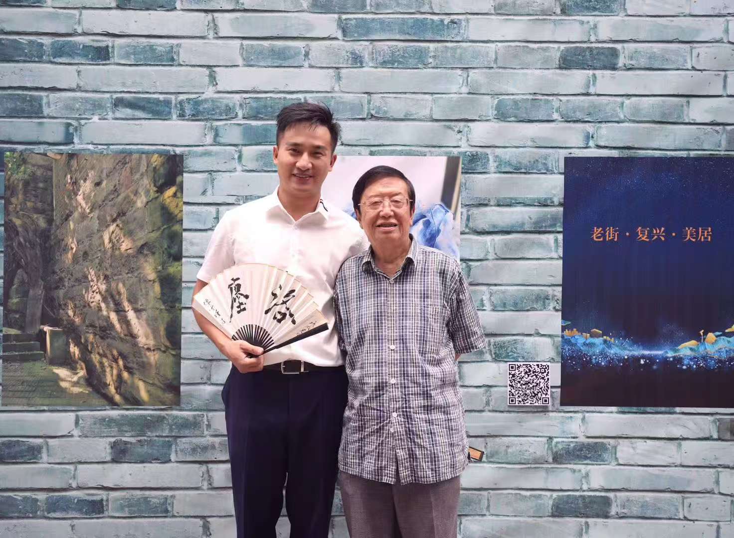 宋伟鸣老师与魏明伦合影