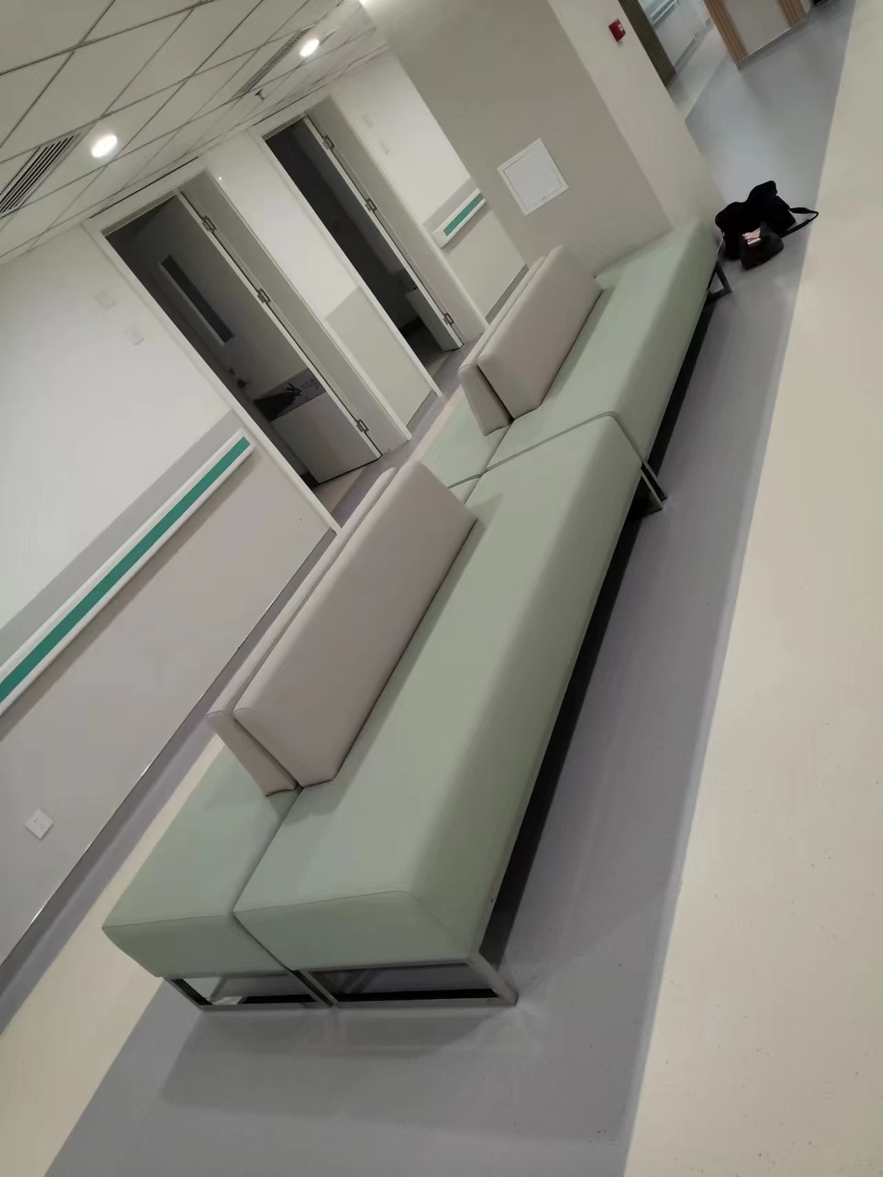 医养空间家具怎么选?医院候诊区办公家具整体配套定制指南(图2) 医养空间家具怎么选?医院候诊区办公家具整体配套定制指南(图2)
