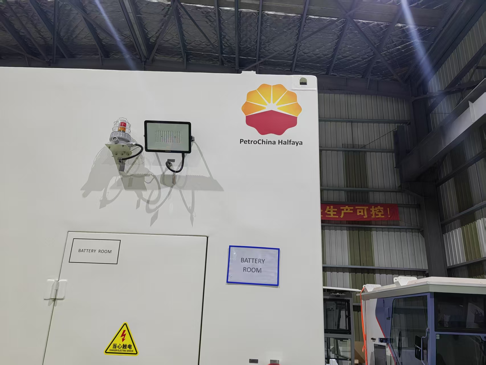 大型储能集装箱,彩色渐变LOGO现场丝网印刷